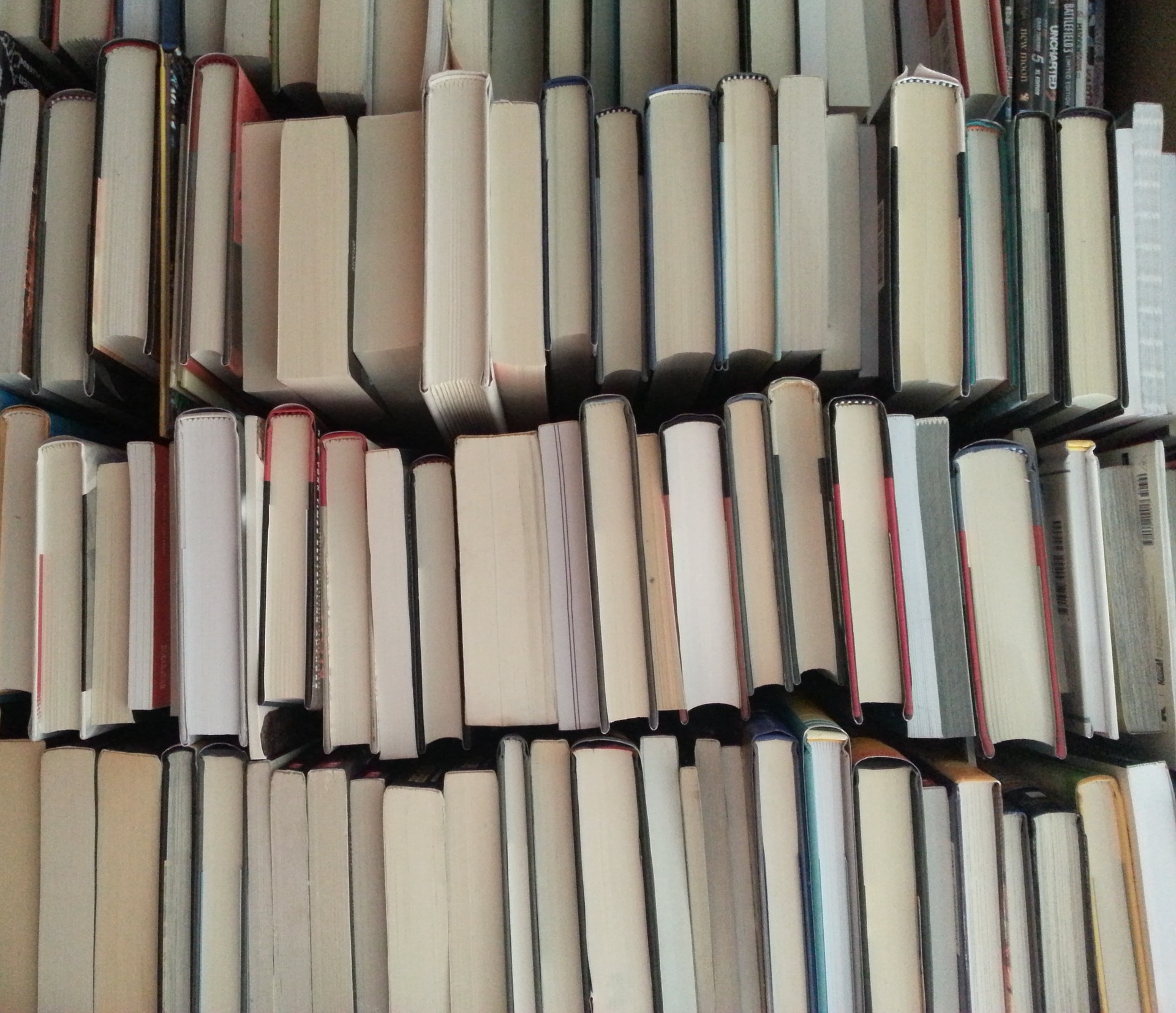 There are lots of books. Как красиво сложить книги на полке. Картинка - книга - сложенная. A lot of books. Как сложить книги на полке.