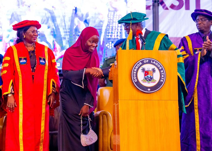 BEST GRADUATING STUDENT 2021/2022 Academic Session, YUSUF Aminat Imoitesemeh, Law, with a perfect CGPA: 5.00 (First Class Honors) shaking hands with Gov. Babajide SanwoOlu