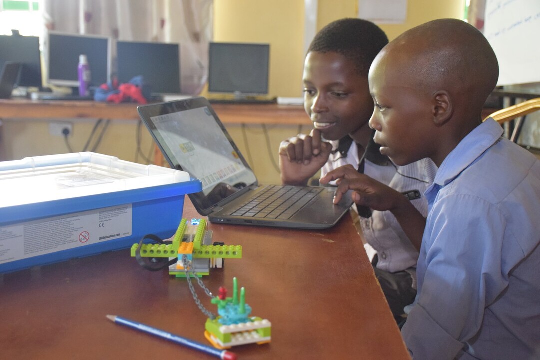 Pupils working on a robotics project at a makerspace in Wamunyu, Kenya