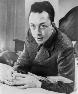 Albert Camus gagnant de prix Nobel portrait en buste pose au bureau faisant face a gauche cigarette de tabagisme